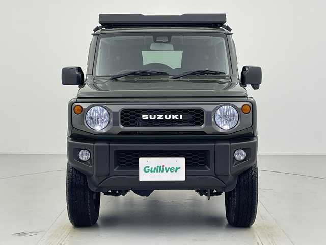 スズキ ジムニー XL 愛知県 2023(令5)年 1.5万km ジャングルグリーン 5速MT/リフトアップサスペンション/カロッツェリアナビ/・Bluetooth/フルセグTV/ＭＩＤ１６インチアルミホイール/純正オプションレトログリル　　/前席シートヒーター　/ルーフラック　/ＬＥＤヘッドライト　/ミラーヒーター　/純正フロアマット/レーンキープアシスト/ダウンヒルアシストコントロール/プッシュスタート