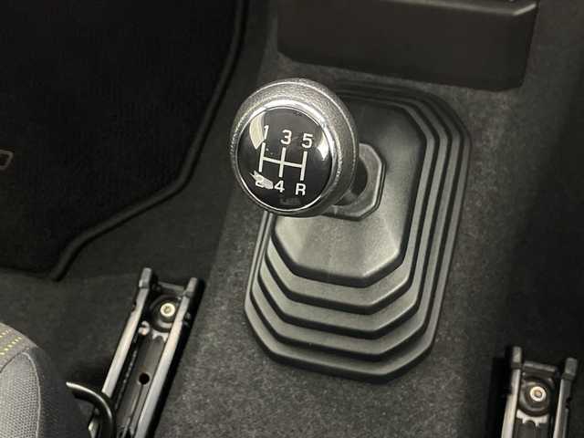 スズキ ジムニー XL 愛知県 2023(令5)年 1.5万km ジャングルグリーン 5速MT/リフトアップサスペンション/カロッツェリアナビ/・Bluetooth/フルセグTV/ＭＩＤ１６インチアルミホイール/純正オプションレトログリル　　/前席シートヒーター　/ルーフラック　/ＬＥＤヘッドライト　/ミラーヒーター　/純正フロアマット/レーンキープアシスト/ダウンヒルアシストコントロール/プッシュスタート