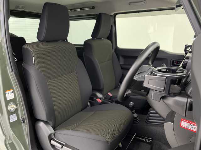 スズキ ジムニー XL 愛知県 2023(令5)年 1.5万km ジャングルグリーン 5速MT/リフトアップサスペンション/カロッツェリアナビ/・Bluetooth/フルセグTV/ＭＩＤ１６インチアルミホイール/純正オプションレトログリル　　/前席シートヒーター　/ルーフラック　/ＬＥＤヘッドライト　/ミラーヒーター　/純正フロアマット/レーンキープアシスト/ダウンヒルアシストコントロール/プッシュスタート