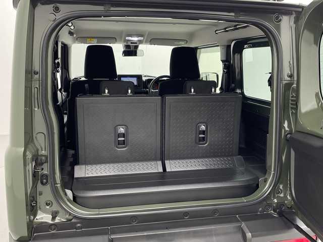 スズキ ジムニー XL 愛知県 2023(令5)年 1.5万km ジャングルグリーン 5速MT/リフトアップサスペンション/カロッツェリアナビ/・Bluetooth/フルセグTV/ＭＩＤ１６インチアルミホイール/純正オプションレトログリル　　/前席シートヒーター　/ルーフラック　/ＬＥＤヘッドライト　/ミラーヒーター　/純正フロアマット/レーンキープアシスト/ダウンヒルアシストコントロール/プッシュスタート