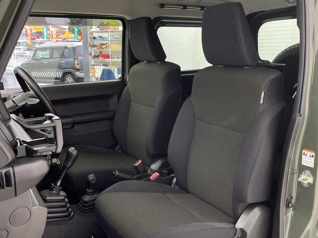 スズキ ジムニー XL 愛知県 2023(令5)年 1.5万km ジャングルグリーン 5速MT/リフトアップサスペンション/カロッツェリアナビ/・Bluetooth/フルセグTV/ＭＩＤ１６インチアルミホイール/純正オプションレトログリル　　/前席シートヒーター　/ルーフラック　/ＬＥＤヘッドライト　/ミラーヒーター　/純正フロアマット/レーンキープアシスト/ダウンヒルアシストコントロール/プッシュスタート