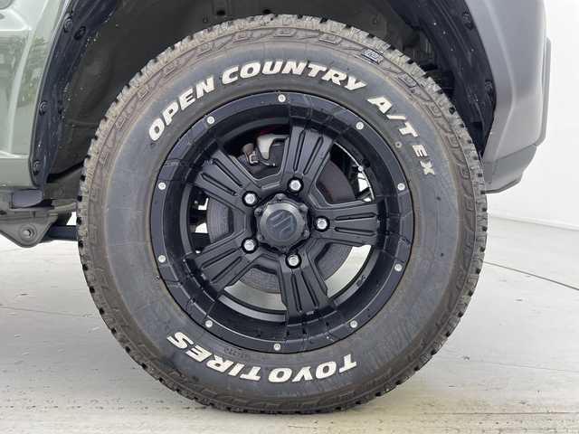 スズキ ジムニー XL 愛知県 2023(令5)年 1.5万km ジャングルグリーン 5速MT/リフトアップサスペンション/カロッツェリアナビ/・Bluetooth/フルセグTV/ＭＩＤ１６インチアルミホイール/純正オプションレトログリル　　/前席シートヒーター　/ルーフラック　/ＬＥＤヘッドライト　/ミラーヒーター　/純正フロアマット/レーンキープアシスト/ダウンヒルアシストコントロール/プッシュスタート