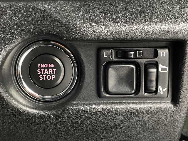 スズキ ジムニー XL 愛知県 2023(令5)年 1.5万km ジャングルグリーン 5速MT/リフトアップサスペンション/カロッツェリアナビ/・Bluetooth/フルセグTV/ＭＩＤ１６インチアルミホイール/純正オプションレトログリル　　/前席シートヒーター　/ルーフラック　/ＬＥＤヘッドライト　/ミラーヒーター　/純正フロアマット/レーンキープアシスト/ダウンヒルアシストコントロール/プッシュスタート