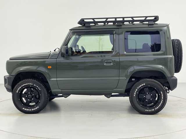 スズキ ジムニー XL 愛知県 2023(令5)年 1.5万km ジャングルグリーン 5速MT/リフトアップサスペンション/カロッツェリアナビ/・Bluetooth/フルセグTV/ＭＩＤ１６インチアルミホイール/純正オプションレトログリル　　/前席シートヒーター　/ルーフラック　/ＬＥＤヘッドライト　/ミラーヒーター　/純正フロアマット/レーンキープアシスト/ダウンヒルアシストコントロール/プッシュスタート