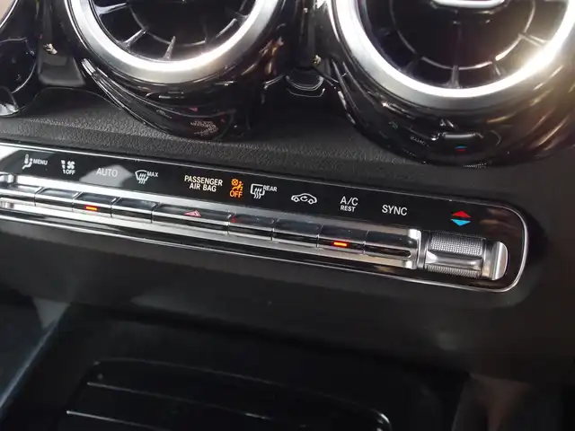 メルセデス・ベンツ ＧＬＢ２００ｄ 埼玉県 2020(令2)年 5.1万km ポーラホワイト ブラックレザーシート/アダプティブクルーズコントロール/レーダーセーフティパッケージ/ナビパッケージ/パークセンサー/ブラインドスポットモニター/全周囲カメラ/純正ナビ/ドラレコ/ETC/フルセグTV/置くだけ充電/シートヒーター/シートポジションメモリー機能