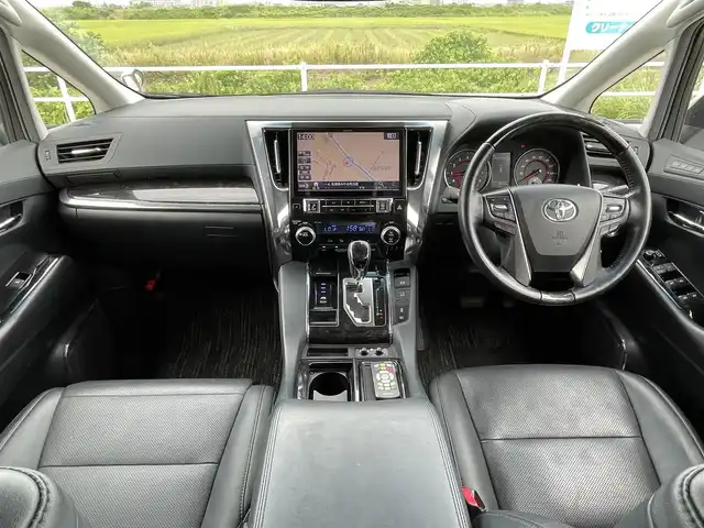 トヨタ アルファード S Cパッケージ 佐賀県 2018(平30)年 5.5万km ホワイトパールクリスタルシャイン ワンオーナー/黒革シート/アルパイン11インチメモリーナビゲーション/・フルセグTV/CD/DVD/SD/HDMI/Bluetooth/アルパインフリップダウンモニター/バックカメラ/前後ドライブレコーダー/ビルトインETC/両側パワースライドドア/後席エアコン/リバース連動ドアミラー/パワーバックドア/電子パーキングブレーキ/AUTO HOLD機能/DN席+2列目パワーシート(D席メモリー機能付)/DN席シートヒーター/シートベンチレーション/N席＋2列目電動オットマン/後席サンシェード/ISOFIX対応/木目調革巻きステアリング/ステアリングヒーター/ステアリングリモコン/純正17インチアルミホイール/純正三眼LEDヘッドライト/アダプティブフロントライティングシステム/オートマチックハイビーム/純正LEDフォグランプ/純正フロアマット/新車保証書/取扱説明書/トヨタセーフティセンス/・レーダークルーズコントロール/・レーントレーシングアシスト/・クリアランスソナー/・プリクラッシュセーフティ/・ロードサインアシスト