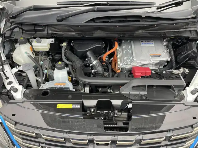日産 セレナ e－パワー HWS V アーバンクロム 滋賀県 2021(令3)年 3.4万km ブリリアントホワイトパール 純正9インチナビ/(CD/DVD/Bluetooth/フルセグTV)/プロパイロット/アラウンドビューモニター/デジタルインナーミラー/レーダークルーズコントロール/電動格納ミラー/両側パワースライドドア/クリアランスソナー/ビルトインETC/フリップダウンモニター/ドライブレコーダー(SDなし)/ステアリングスイッチ/電動パーキングブレーキ/オートブレーキホールド/オートライト/プッシュスタート/スマートキー/純正16インチアルミホイール