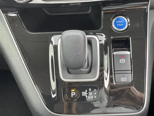 日産 セレナ e－パワー HWS V アーバンクロム 滋賀県 2021(令3)年 3.4万km ブリリアントホワイトパール 純正9インチナビ/(CD/DVD/Bluetooth/フルセグTV)/プロパイロット/アラウンドビューモニター/デジタルインナーミラー/レーダークルーズコントロール/電動格納ミラー/両側パワースライドドア/クリアランスソナー/ビルトインETC/フリップダウンモニター/ドライブレコーダー(SDなし)/ステアリングスイッチ/電動パーキングブレーキ/オートブレーキホールド/オートライト/プッシュスタート/スマートキー/純正16インチアルミホイール