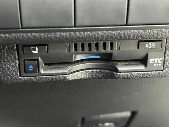 トヨタ カローラツーリング ハイブリッド G－X 道央・札幌 2022(令4)年 5.9万km プラチナホワイトパールマイカ ・4WD/・トヨタセーフティセンス/・衝突被害軽減ブレーキ/・レーンキープアシスト/・レーダークルーズコントロール/・オートハイビーム/・標識認識システム/・純正ディスプレイオーディオ/・バックカメラ/・Bluetooth/・ビルトインETC/・AC100V/・オートブレーキホールド/・ドアロック連動ミラー/・ステアリングスイッチ/・ミラーヒーター/・スマートキー/・プッシュスタート/・横滑り防止装置