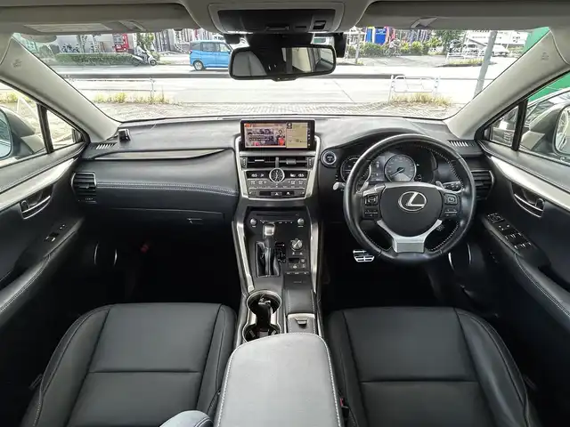 レクサス ＮＸ 300h Iパッケージ 東京都 2019(令1)年 4.1万km ソニックチタニウム 純正ナビ/・Bluetooth/TV/CD/DVD/USB/Lexus Safety System＋/・プリクラッシュセーフティ/・レーントレーシングアシスト/・オートマチックハイビーム/・アダプティブハイビームシステム/・レーダークルーズコントロール/・ロードサインアシスト/・（付帯機能）先行車発進告知機能/ブラインドスポットモニター/リヤクロストラフィックアラート/アダプティブ・フロントライティング・システム/横滑り防止装置/盗難防止装置/衝突被害軽減システム/ドライブレコーダー/パノラマルーフ/パーワーシート/シートヒーター/電動リアゲート/18インチ純正アルミホイール/おくだけ充電/電動格納ミラー/取扱説明書/保証書/スペアキー2本