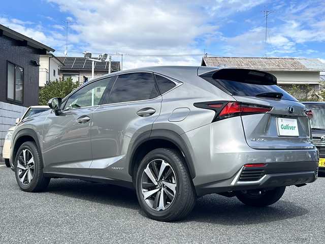 レクサス ＮＸ 300h Iパッケージ 東京都 2019(令1)年 4.1万km ソニックチタニウム 純正ナビ/・Bluetooth/TV/CD/DVD/USB/Lexus Safety System＋/・プリクラッシュセーフティ/・レーントレーシングアシスト/・オートマチックハイビーム/・アダプティブハイビームシステム/・レーダークルーズコントロール/・ロードサインアシスト/・（付帯機能）先行車発進告知機能/ブラインドスポットモニター/リヤクロストラフィックアラート/アダプティブ・フロントライティング・システム/横滑り防止装置/盗難防止装置/衝突被害軽減システム/ドライブレコーダー/パノラマルーフ/パーワーシート/シートヒーター/電動リアゲート/18インチ純正アルミホイール/おくだけ充電/電動格納ミラー/取扱説明書/保証書/スペアキー2本