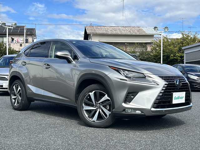 レクサス ＮＸ 300h Iパッケージ 東京都 2019(令1)年 4.1万km ソニックチタニウム 純正ナビ/・Bluetooth/TV/CD/DVD/USB/Lexus Safety System＋/・プリクラッシュセーフティ/・レーントレーシングアシスト/・オートマチックハイビーム/・アダプティブハイビームシステム/・レーダークルーズコントロール/・ロードサインアシスト/・（付帯機能）先行車発進告知機能/ブラインドスポットモニター/リヤクロストラフィックアラート/アダプティブ・フロントライティング・システム/横滑り防止装置/盗難防止装置/衝突被害軽減システム/ドライブレコーダー/パノラマルーフ/パーワーシート/シートヒーター/電動リアゲート/18インチ純正アルミホイール/おくだけ充電/電動格納ミラー/取扱説明書/保証書/スペアキー2本