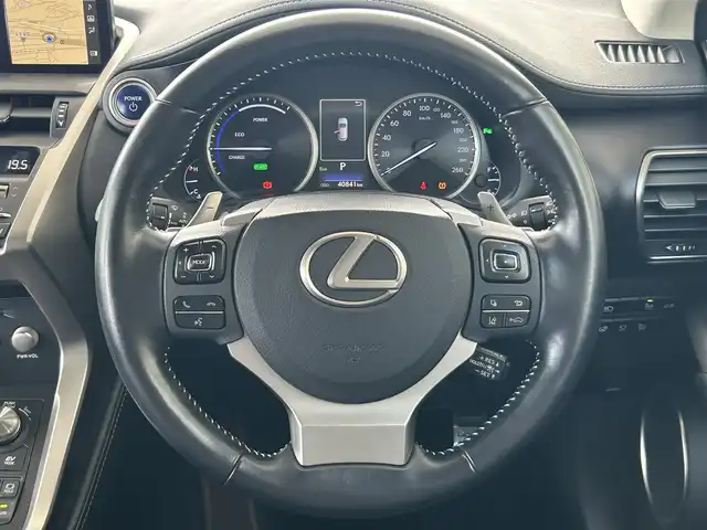 レクサス ＮＸ 300h Iパッケージ 東京都 2019(令1)年 4.1万km ソニックチタニウム 純正ナビ/・Bluetooth/TV/CD/DVD/USB/Lexus Safety System＋/・プリクラッシュセーフティ/・レーントレーシングアシスト/・オートマチックハイビーム/・アダプティブハイビームシステム/・レーダークルーズコントロール/・ロードサインアシスト/・（付帯機能）先行車発進告知機能/ブラインドスポットモニター/リヤクロストラフィックアラート/アダプティブ・フロントライティング・システム/横滑り防止装置/盗難防止装置/衝突被害軽減システム/ドライブレコーダー/パノラマルーフ/パーワーシート/シートヒーター/電動リアゲート/18インチ純正アルミホイール/おくだけ充電/電動格納ミラー/取扱説明書/保証書/スペアキー2本