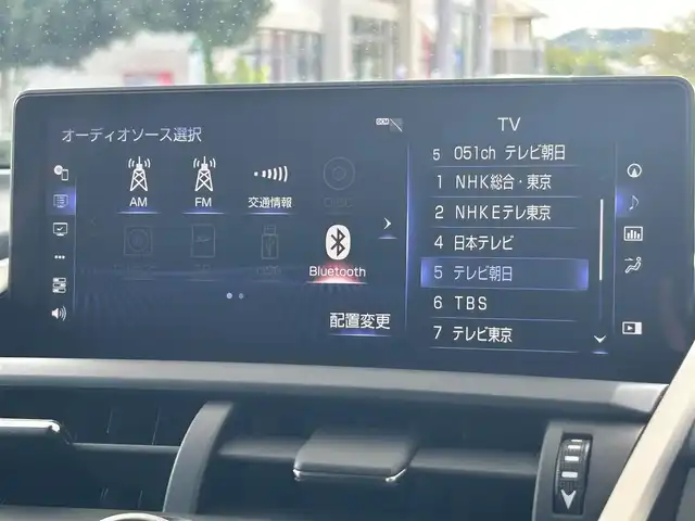 レクサス ＮＸ 300h Iパッケージ 東京都 2019(令1)年 4.1万km ソニックチタニウム 純正ナビ/・Bluetooth/TV/CD/DVD/USB/Lexus Safety System＋/・プリクラッシュセーフティ/・レーントレーシングアシスト/・オートマチックハイビーム/・アダプティブハイビームシステム/・レーダークルーズコントロール/・ロードサインアシスト/・（付帯機能）先行車発進告知機能/ブラインドスポットモニター/リヤクロストラフィックアラート/アダプティブ・フロントライティング・システム/横滑り防止装置/盗難防止装置/衝突被害軽減システム/ドライブレコーダー/パノラマルーフ/パーワーシート/シートヒーター/電動リアゲート/18インチ純正アルミホイール/おくだけ充電/電動格納ミラー/取扱説明書/保証書/スペアキー2本