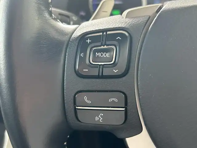 レクサス ＮＸ 300h Iパッケージ 東京都 2019(令1)年 4.1万km ソニックチタニウム 純正ナビ/・Bluetooth/TV/CD/DVD/USB/Lexus Safety System＋/・プリクラッシュセーフティ/・レーントレーシングアシスト/・オートマチックハイビーム/・アダプティブハイビームシステム/・レーダークルーズコントロール/・ロードサインアシスト/・（付帯機能）先行車発進告知機能/ブラインドスポットモニター/リヤクロストラフィックアラート/アダプティブ・フロントライティング・システム/横滑り防止装置/盗難防止装置/衝突被害軽減システム/ドライブレコーダー/パノラマルーフ/パーワーシート/シートヒーター/電動リアゲート/18インチ純正アルミホイール/おくだけ充電/電動格納ミラー/取扱説明書/保証書/スペアキー2本