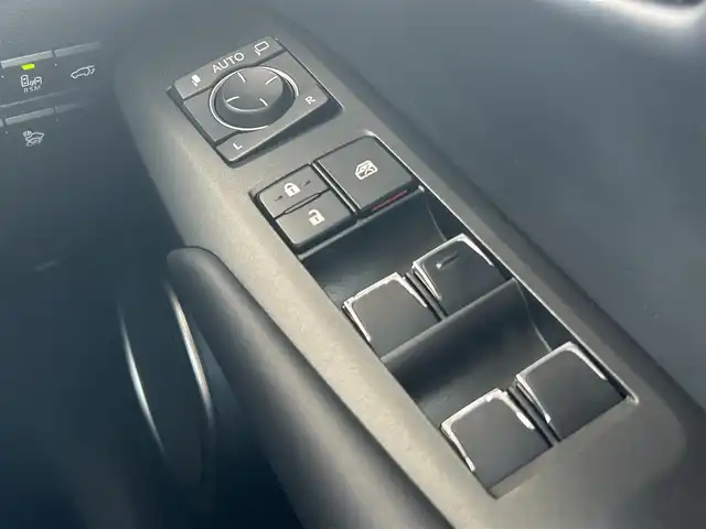 レクサス ＮＸ 300h Iパッケージ 東京都 2019(令1)年 4.1万km ソニックチタニウム 純正ナビ/・Bluetooth/TV/CD/DVD/USB/Lexus Safety System＋/・プリクラッシュセーフティ/・レーントレーシングアシスト/・オートマチックハイビーム/・アダプティブハイビームシステム/・レーダークルーズコントロール/・ロードサインアシスト/・（付帯機能）先行車発進告知機能/ブラインドスポットモニター/リヤクロストラフィックアラート/アダプティブ・フロントライティング・システム/横滑り防止装置/盗難防止装置/衝突被害軽減システム/ドライブレコーダー/パノラマルーフ/パーワーシート/シートヒーター/電動リアゲート/18インチ純正アルミホイール/おくだけ充電/電動格納ミラー/取扱説明書/保証書/スペアキー2本