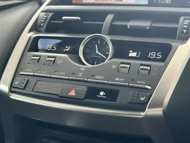 レクサス ＮＸ 300h Iパッケージ 東京都 2019(令1)年 4.1万km ソニックチタニウム 純正ナビ/・Bluetooth/TV/CD/DVD/USB/Lexus Safety System＋/・プリクラッシュセーフティ/・レーントレーシングアシスト/・オートマチックハイビーム/・アダプティブハイビームシステム/・レーダークルーズコントロール/・ロードサインアシスト/・（付帯機能）先行車発進告知機能/ブラインドスポットモニター/リヤクロストラフィックアラート/アダプティブ・フロントライティング・システム/横滑り防止装置/盗難防止装置/衝突被害軽減システム/ドライブレコーダー/パノラマルーフ/パーワーシート/シートヒーター/電動リアゲート/18インチ純正アルミホイール/おくだけ充電/電動格納ミラー/取扱説明書/保証書/スペアキー2本