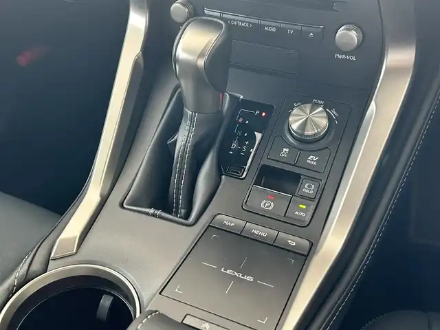 レクサス ＮＸ 300h Iパッケージ 東京都 2019(令1)年 4.1万km ソニックチタニウム 純正ナビ/・Bluetooth/TV/CD/DVD/USB/Lexus Safety System＋/・プリクラッシュセーフティ/・レーントレーシングアシスト/・オートマチックハイビーム/・アダプティブハイビームシステム/・レーダークルーズコントロール/・ロードサインアシスト/・（付帯機能）先行車発進告知機能/ブラインドスポットモニター/リヤクロストラフィックアラート/アダプティブ・フロントライティング・システム/横滑り防止装置/盗難防止装置/衝突被害軽減システム/ドライブレコーダー/パノラマルーフ/パーワーシート/シートヒーター/電動リアゲート/18インチ純正アルミホイール/おくだけ充電/電動格納ミラー/取扱説明書/保証書/スペアキー2本