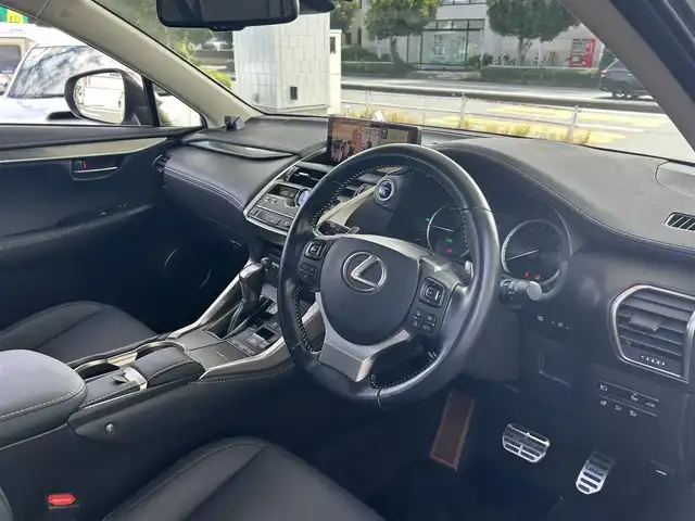 レクサス ＮＸ 300h Iパッケージ 東京都 2019(令1)年 4.1万km ソニックチタニウム 純正ナビ/・Bluetooth/TV/CD/DVD/USB/Lexus Safety System＋/・プリクラッシュセーフティ/・レーントレーシングアシスト/・オートマチックハイビーム/・アダプティブハイビームシステム/・レーダークルーズコントロール/・ロードサインアシスト/・（付帯機能）先行車発進告知機能/ブラインドスポットモニター/リヤクロストラフィックアラート/アダプティブ・フロントライティング・システム/横滑り防止装置/盗難防止装置/衝突被害軽減システム/ドライブレコーダー/パノラマルーフ/パーワーシート/シートヒーター/電動リアゲート/18インチ純正アルミホイール/おくだけ充電/電動格納ミラー/取扱説明書/保証書/スペアキー2本