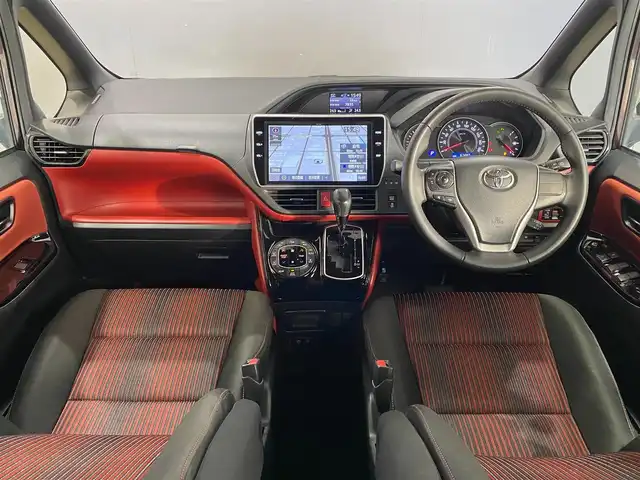 トヨタ ヴォクシー ZS 岐阜県 2021(令3)年 6.8万km ボルドーマイカメタリック メーカー純正10インチナビ/（フルセグ・Bluetooth・CD・DVD・USB）/両側パワースライドドア　/トヨタセーフティセンス/クリアランスソナー/COMTEC製前後ドライブレコーダー　/バックカメラ/革巻きステアリング/ステアリングスイッチ/デュアルオートエアコン/リアクーラー/LEDヘッドライト　/オートマチックハイビーム/フロントフォグランプ/ビルトインETC　/純正フロアマット/純正16インチアルミホイール/マニュアルモード付AT