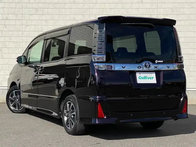 トヨタ ヴォクシー ZS 岐阜県 2021(令3)年 6.8万km ボルドーマイカメタリック メーカー純正10インチナビ/（フルセグ・Bluetooth・CD・DVD・USB）/両側パワースライドドア　/トヨタセーフティセンス/クリアランスソナー/COMTEC製前後ドライブレコーダー　/バックカメラ/革巻きステアリング/ステアリングスイッチ/デュアルオートエアコン/リアクーラー/LEDヘッドライト　/オートマチックハイビーム/フロントフォグランプ/ビルトインETC　/純正フロアマット/純正16インチアルミホイール/マニュアルモード付AT