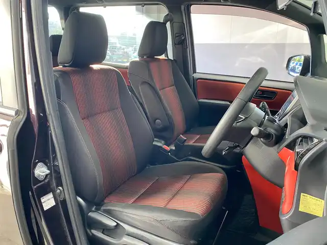 トヨタ ヴォクシー ZS 岐阜県 2021(令3)年 6.8万km ボルドーマイカメタリック メーカー純正10インチナビ/（フルセグ・Bluetooth・CD・DVD・USB）/両側パワースライドドア　/トヨタセーフティセンス/クリアランスソナー/COMTEC製前後ドライブレコーダー　/バックカメラ/革巻きステアリング/ステアリングスイッチ/デュアルオートエアコン/リアクーラー/LEDヘッドライト　/オートマチックハイビーム/フロントフォグランプ/ビルトインETC　/純正フロアマット/純正16インチアルミホイール/マニュアルモード付AT