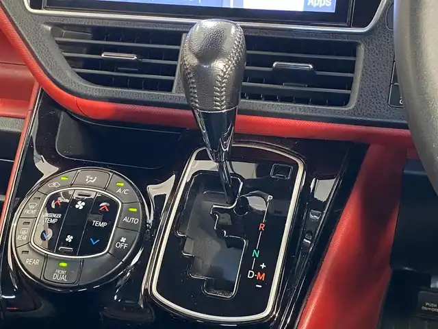 トヨタ ヴォクシー ZS 岐阜県 2021(令3)年 6.8万km ボルドーマイカメタリック メーカー純正10インチナビ/（フルセグ・Bluetooth・CD・DVD・USB）/両側パワースライドドア　/トヨタセーフティセンス/クリアランスソナー/COMTEC製前後ドライブレコーダー　/バックカメラ/革巻きステアリング/ステアリングスイッチ/デュアルオートエアコン/リアクーラー/LEDヘッドライト　/オートマチックハイビーム/フロントフォグランプ/ビルトインETC　/純正フロアマット/純正16インチアルミホイール/マニュアルモード付AT