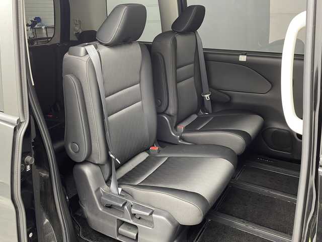 日産 セレナ e－パワー ハイウェイスター V 愛知県 2020(令2)年 5.7万km ダイヤモンドブラック 純正ナビ/フルセグTV・Bluetooth・CD・DVD・Blu-ray/フリップダウンモニター/インテリジェントアラウンドビューモニター/インテリジェントパーキングアシスト(駐車支援)/ETC/前後ドライブレコーダー/両側パワースライドドア/セーフティパック/プロパイロット/インテリジェントエマージェンシーブレーキ/前方衝突予測警報/車線逸脱防止支援システム/車線逸脱警報/後側方衝突防止支援システム/後側方車両検知警報/ふらつき警報/リヤクロストラフィックアラート/踏み間違い衝突防止アシスト/標識認識/車両接近通報/フロント・バックソナー/アイドリングストップ/横滑り防止/ヒルスタートアシスト/LEDヘッドライト/インテリジェントオートライトシステム/アダプティブLEDヘッドライトシステム/フロントフォグランプ/電動格納ミラーウィンカー/プッシュスタート/電子パーキングブレーキ/オートブレーキホールド/革巻きステアリング/純正フロアマット/保証書