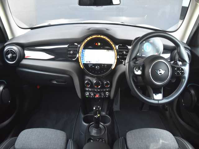ＭＩＮＩ ミニ クーパー SD 和歌山県 2021(令3)年 5.6万km 白Ⅱ ドライビングアシストＰＫＧ　/ハーフレザーシート　/シートヒーター　/アンビエントライト　/インテリジェントセーフティ　/衝突軽減　/レーンキープアシスト　/ＬＥＤライト　/ＥＴＣ