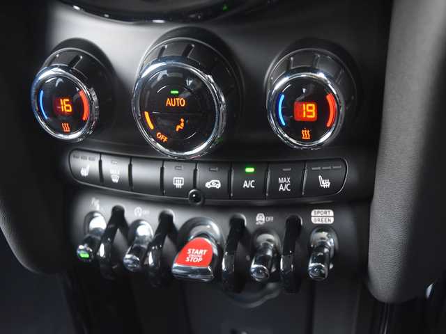 ＭＩＮＩ ミニ クーパー SD 和歌山県 2021(令3)年 5.6万km 白Ⅱ ドライビングアシストＰＫＧ　/ハーフレザーシート　/シートヒーター　/アンビエントライト　/インテリジェントセーフティ　/衝突軽減　/レーンキープアシスト　/ＬＥＤライト　/ＥＴＣ