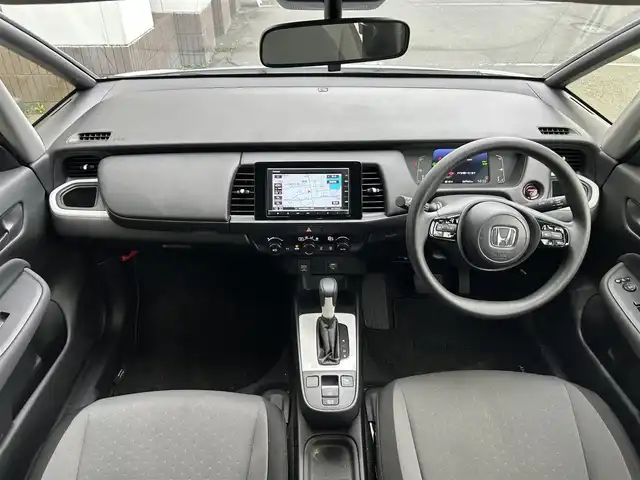 ホンダ フィット e:HEVベーシック 静岡県 2023(令5)年 6.8万km プレミアムサンライトホワイトパール ホンダセンシング/純正ＧＡＴＨＥＲＳナビ/・CD/Bluetooth/USB/LEDヘッドライト/スマートキー/・プッシュスタート/クルーズコントロール追従有/オートライト/オートマチックハイビーム/純正フロアマット/電子制御パーキングブレーキ