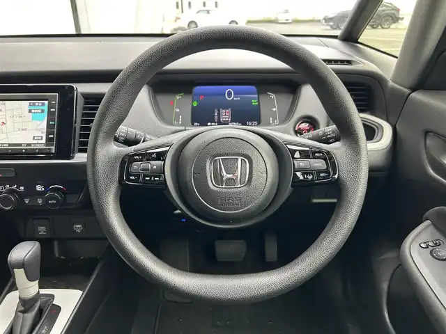 ホンダ フィット e:HEVベーシック 静岡県 2023(令5)年 6.8万km プレミアムサンライトホワイトパール ホンダセンシング/純正ＧＡＴＨＥＲＳナビ/・CD/Bluetooth/USB/LEDヘッドライト/スマートキー/・プッシュスタート/クルーズコントロール追従有/オートライト/オートマチックハイビーム/純正フロアマット/電子制御パーキングブレーキ