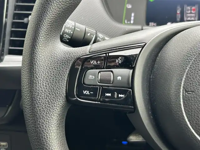 ホンダ フィット e:HEVベーシック 静岡県 2023(令5)年 6.8万km プレミアムサンライトホワイトパール ホンダセンシング/純正ＧＡＴＨＥＲＳナビ/・CD/Bluetooth/USB/LEDヘッドライト/スマートキー/・プッシュスタート/クルーズコントロール追従有/オートライト/オートマチックハイビーム/純正フロアマット/電子制御パーキングブレーキ