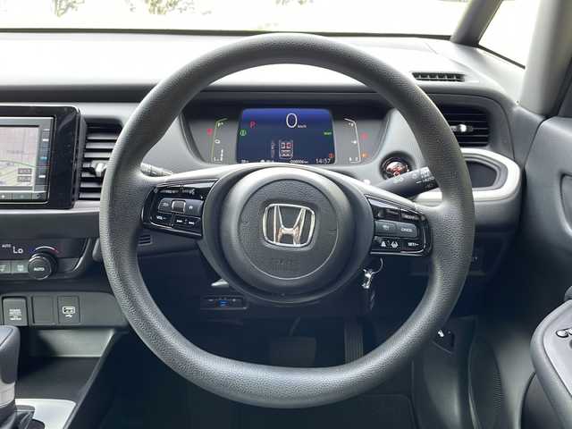 ホンダ フィット e:HEVベーシック 大阪府 2023(令5)年 6.8万km プレミアムサンライトホワイトパール ホンダセンシング/純正ＧＡＴＨＥＲＳナビ/・CD/Bluetooth/USB/バックカメラ/ETC/LEDヘッドライト/スマートキー/プッシュスタート/クルーズコントロール追従有/オートライト/オートマチックハイビーム/純正フロアマット/衝突被害軽減システム/レーンキープアシスト