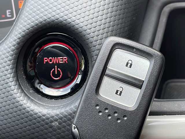 ホンダ フィット e:HEVベーシック 大阪府 2023(令5)年 6.8万km プレミアムサンライトホワイトパール ホンダセンシング/純正ＧＡＴＨＥＲＳナビ/・CD/Bluetooth/USB/バックカメラ/ETC/LEDヘッドライト/スマートキー/プッシュスタート/クルーズコントロール追従有/オートライト/オートマチックハイビーム/純正フロアマット/衝突被害軽減システム/レーンキープアシスト