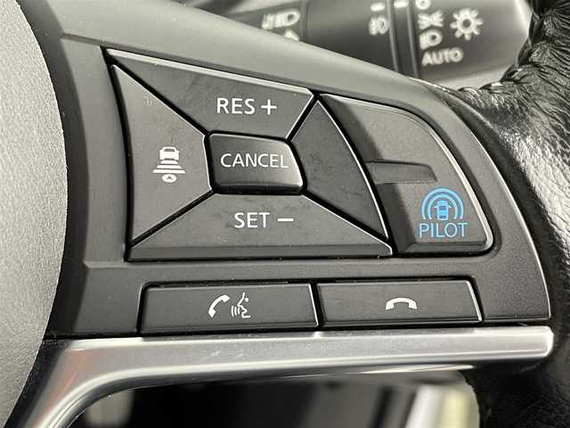 日産 エクストレイル 20Xi 千葉県 2018(平30)年 2.5万km ブリリアントホワイトパール エマージェンシーブレーキ/プロパイロット/車線逸脱防止支援システム/クリアランスソナー/純正9インチメモリナビ/・型式：MM518D-L/・CD/DVD/Bluetooth/USB/AUX/フルセグTV/アラウンドビューモニター/ビルトインETC/インテリジェントルームミラー/TVキャンセラー/4WD/ダウンヒルアシストコントロール/パワーバックドア/電子パーキングブレーキ/ブレーキホールド/革巻きステアリング/ステアリングスイッチ/左右独立オートエアコン/レザーシート/純正フロアマット/純正ドアバイザー/純正18インチアルミホイール/電動格納ミラー/ルーフレール/アイドリングストップ/プッシュスタート/スマートキー/スペアキー1本/LEDオートヘッドライト/禁煙車/地図SD欠品
