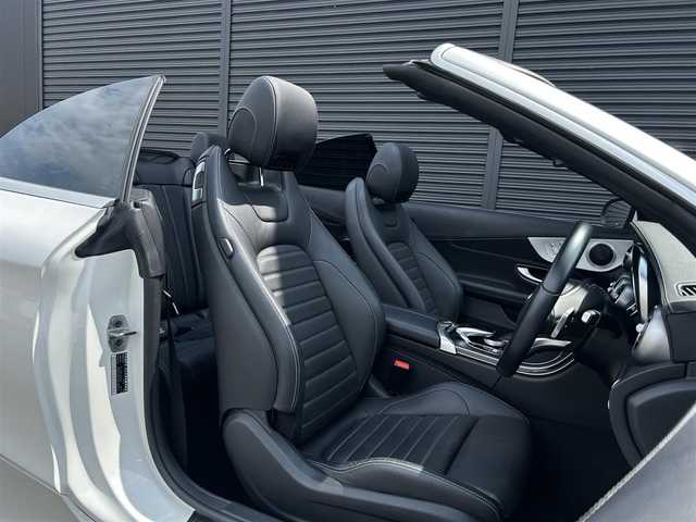 メルセデス・ベンツ Ｃ１８０ カブリオレ スポーツ 茨城県 2018(平30)年 5.7万km ダイヤモンドホワイト レザーエクスクルーシブＰＫＧ　/・黒本革　/・ＨＵＤ　/・１９ｉｎＡＭＧマルチスポークＡＷ　/・エアスカーフ　/・エアキャップ/・エアバランスパッケージ/・アダプティブハイビームアシストプラス/・LEDインテリジェントシステム/・LEDコーナリングライト/シートヒーター　/Ｍ付ＰＷシート/ＲＳＰ　/ＡＣＣ　/ＬＫＡ　/ＢＳＡ　/Ｂカメラ　/ナビ　/ＴＶ　/ＢＴ　/ＬＥＤ　/ＥＴＣ/ドラレコ/ナビ/フルセグTV/BT/USB/DVD/禁煙車