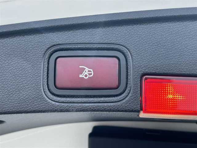 メルセデス・ベンツ Ｃ１８０ カブリオレ スポーツ 茨城県 2018(平30)年 5.7万km ダイヤモンドホワイト レザーエクスクルーシブＰＫＧ　/・黒本革　/・ＨＵＤ　/・１９ｉｎＡＭＧマルチスポークＡＷ　/・エアスカーフ　/・エアキャップ/・エアバランスパッケージ/・アダプティブハイビームアシストプラス/・LEDインテリジェントシステム/・LEDコーナリングライト/シートヒーター　/Ｍ付ＰＷシート/ＲＳＰ　/ＡＣＣ　/ＬＫＡ　/ＢＳＡ　/Ｂカメラ　/ナビ　/ＴＶ　/ＢＴ　/ＬＥＤ　/ＥＴＣ/ドラレコ/ナビ/フルセグTV/BT/USB/DVD/禁煙車