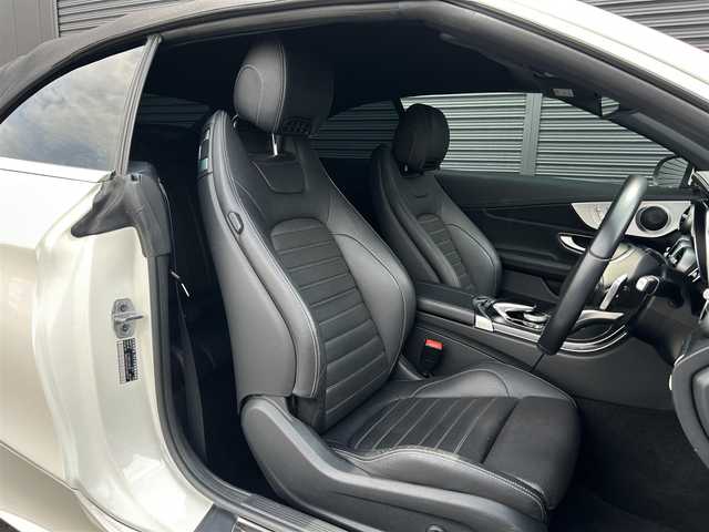 メルセデス・ベンツ Ｃ１８０ カブリオレ スポーツ 茨城県 2018(平30)年 5.7万km ダイヤモンドホワイト レザーエクスクルーシブＰＫＧ　/・黒本革　/・ＨＵＤ　/・１９ｉｎＡＭＧマルチスポークＡＷ　/・エアスカーフ　/・エアキャップ/・エアバランスパッケージ/・アダプティブハイビームアシストプラス/・LEDインテリジェントシステム/・LEDコーナリングライト/シートヒーター　/Ｍ付ＰＷシート/ＲＳＰ　/ＡＣＣ　/ＬＫＡ　/ＢＳＡ　/Ｂカメラ　/ナビ　/ＴＶ　/ＢＴ　/ＬＥＤ　/ＥＴＣ/ドラレコ/ナビ/フルセグTV/BT/USB/DVD/禁煙車