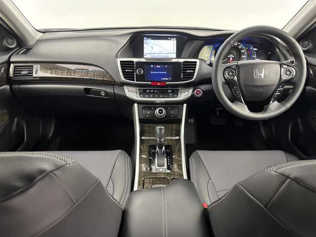 ホンダ アコード ハイブリッド LX 埼玉県 2013(平25)年 7.7万km ホワイトオーキッドパール 純正８インチナビ　/バックカメラ　/クルーズコントロール　/フォグライト切り替え　/純正ドライブレコーダー　/ハーフレザーシート　/パワーシート　/革巻きステアリング　/Ｂｌｕｅｔｏｏｔｈ　/フルセグＴＶ　/ｉｐｏｄ　/ＡＵＸ