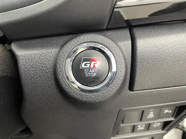 トヨタ ハイラックス Z GRスポーツ 福井県 2022(令4)年 2.1万km スーパーホワイトⅡ 純正ディスプレイオーディオ/【AM/FM/Bluetooth/フルセグTV】/全方位カメラ/ETC/衝突軽減ブレーキ/クルーズコントロール/車線逸脱警報機能/プッシュスタート/スマートキー/スペアキー/オートライト/LEDヘッドライド/LEDフォグライト/コーナーセンサー/アイドリングストップ
