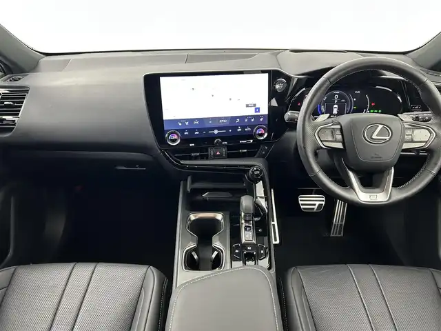 レクサス ＮＸ 350h Fスポーツ 千葉県 2024(令6)年 0.7万km グラファイトブラックガラスフレーク ガラスルーフ/ブラックレザーシート/セーフティシステムプラス（予防安全パッケージ）/・プリクラッシュセーフティ/・レーントレーシングアシスト/・レーダークルーズコントロール/・ロードサインアシスト/・ドライバー異常時対応システム/・アクティブドライビングアシスト/・発進遅れ告知機能/・オートマチックハイビーム/・フロントクロストラフィックアラート/・レーンチェンジアシスト/・アダプティブハイビームシステム/・緊急時操舵支援/純正14インチディスプレイオーディオプラス/・メモリーナビ機能/・フルセグTV/・Bluetooth接続/・全方位カメラ/ブラインドスポットモニター/アドバンストパーク/パワーバックドア/デジタルインナーミラー/スマートキー/ビルトインETC2.0
