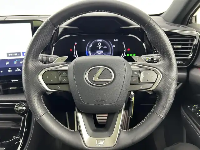 レクサス ＮＸ 350h Fスポーツ 千葉県 2024(令6)年 0.7万km グラファイトブラックガラスフレーク ガラスルーフ/ブラックレザーシート/セーフティシステムプラス（予防安全パッケージ）/・プリクラッシュセーフティ/・レーントレーシングアシスト/・レーダークルーズコントロール/・ロードサインアシスト/・ドライバー異常時対応システム/・アクティブドライビングアシスト/・発進遅れ告知機能/・オートマチックハイビーム/・フロントクロストラフィックアラート/・レーンチェンジアシスト/・アダプティブハイビームシステム/・緊急時操舵支援/純正14インチディスプレイオーディオプラス/・メモリーナビ機能/・フルセグTV/・Bluetooth接続/・全方位カメラ/ブラインドスポットモニター/アドバンストパーク/パワーバックドア/デジタルインナーミラー/スマートキー/ビルトインETC2.0