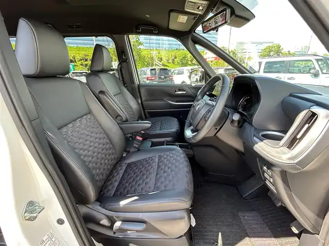 トヨタ ヴォクシー S－Z 大阪府 2023(令5)年 1.2万km ホワイトパールクリスタルシャイン 純正8インチコネクティッドナビ/（USB/Bluetooth）TVなし/ハーフレザーシート/（シートヒーター有）/ＥＴＣ２．０　/バックカメラ　/ＬＥＤヘッドライト　/デジタルインナーミラー　/クルーズコントロール　/両側パワースライドドア/純正17インチアルミホイール/純正フロアマット