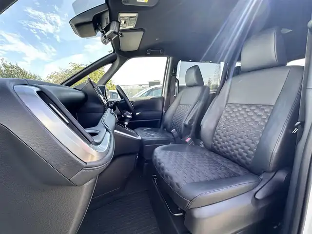 トヨタ ヴォクシー S－Z 大阪府 2023(令5)年 1.2万km ホワイトパールクリスタルシャイン 純正8インチコネクティッドナビ/（USB/Bluetooth）TVなし/ハーフレザーシート/（シートヒーター有）/ＥＴＣ２．０　/バックカメラ　/ＬＥＤヘッドライト　/デジタルインナーミラー　/クルーズコントロール　/両側パワースライドドア/純正17インチアルミホイール/純正フロアマット