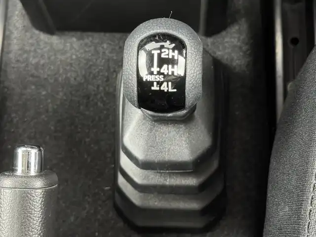 スズキ ジムニー XC 福岡県 2024(令6)年 0.7万km ミディアムグレー 衝突軽減　/レーンキープ　/４ＷＤ　/ＭＴモード付　/クルーズコントロール　/ヒルディセントコントロール　/アイドリングストップ　/シートヒーター　/ヒーテッドドアミラー　/ヘッドライトウォッシャー　/純正アルミホイール