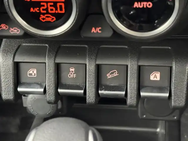 スズキ ジムニー XC 福岡県 2024(令6)年 0.7万km ミディアムグレー 衝突軽減　/レーンキープ　/４ＷＤ　/ＭＴモード付　/クルーズコントロール　/ヒルディセントコントロール　/アイドリングストップ　/シートヒーター　/ヒーテッドドアミラー　/ヘッドライトウォッシャー　/純正アルミホイール