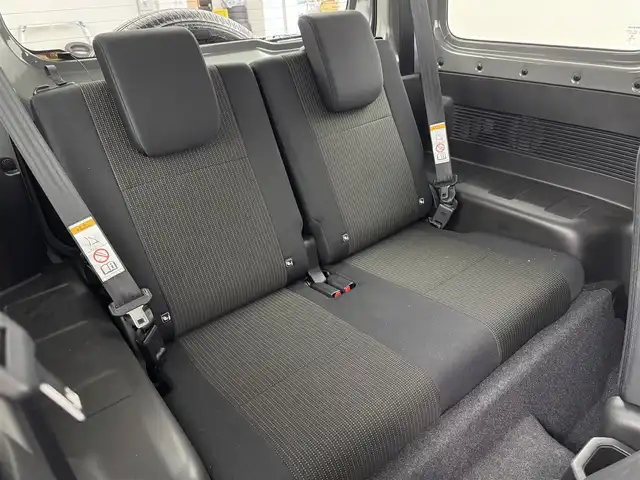 スズキ ジムニー XC 福岡県 2024(令6)年 0.7万km ミディアムグレー 衝突軽減　/レーンキープ　/４ＷＤ　/ＭＴモード付　/クルーズコントロール　/ヒルディセントコントロール　/アイドリングストップ　/シートヒーター　/ヒーテッドドアミラー　/ヘッドライトウォッシャー　/純正アルミホイール