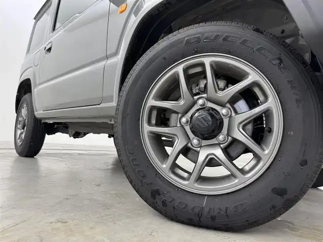 スズキ ジムニー XC 福岡県 2024(令6)年 0.7万km ミディアムグレー 衝突軽減　/レーンキープ　/４ＷＤ　/ＭＴモード付　/クルーズコントロール　/ヒルディセントコントロール　/アイドリングストップ　/シートヒーター　/ヒーテッドドアミラー　/ヘッドライトウォッシャー　/純正アルミホイール