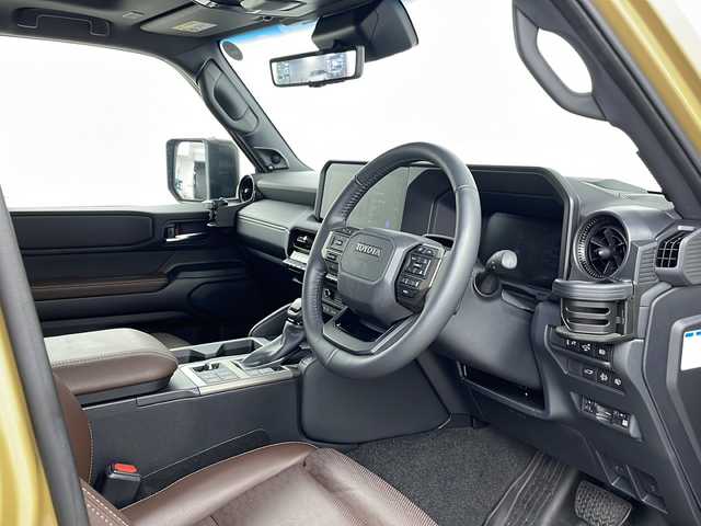 トヨタ ランドクルーザー ２５０ ZX 埼玉県 2024(令6)年 0.4万km 茶Ⅱ 純正ナビ（Ｂｌｕｅｔｏｏｔｈ・フルセグＴＶ・ＵＳＢ・ＨＤＭＩ）/全方位カメラ/ＥＴＣ２．０/置くだけ充電/前席パワーシート/シートメモリー/前席シートヒーター/前席エアシート/サンルーフ/パワーバックドア/ブラインドスポットモニター/レーンキープアシスト/横滑り防止装置/盗難防止装置/衝突軽減ブレーキ/ステアリングリモコン/レーンディパーチャーアラート/ヘッドアップディスプレイ/プッシュスタート/ブレーキホールド/ロールサンシェード/ヘッドライトウォッシャー/純正フロアマット/純正アルミホイール/オートハイビーム/LEDヘッドライト/フロントフォグランプ